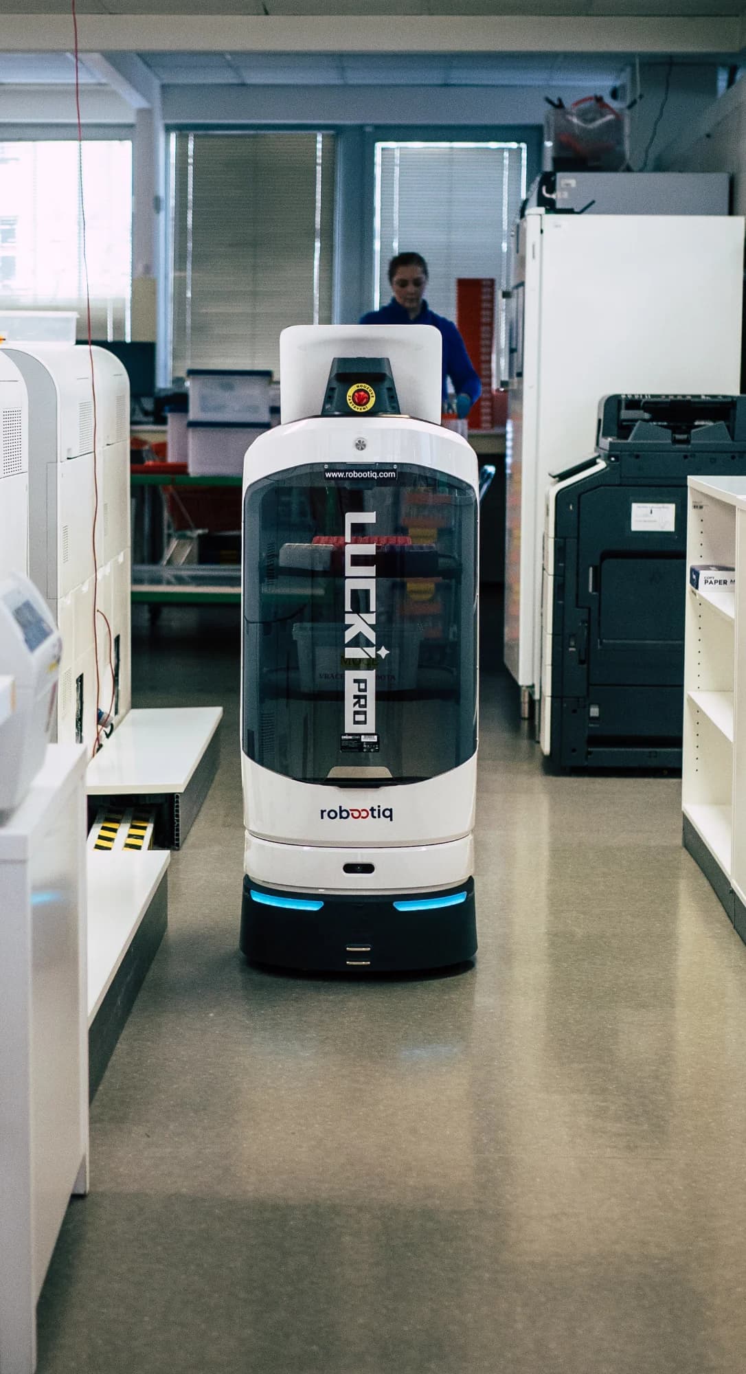 Doručovací robot v laboratoři