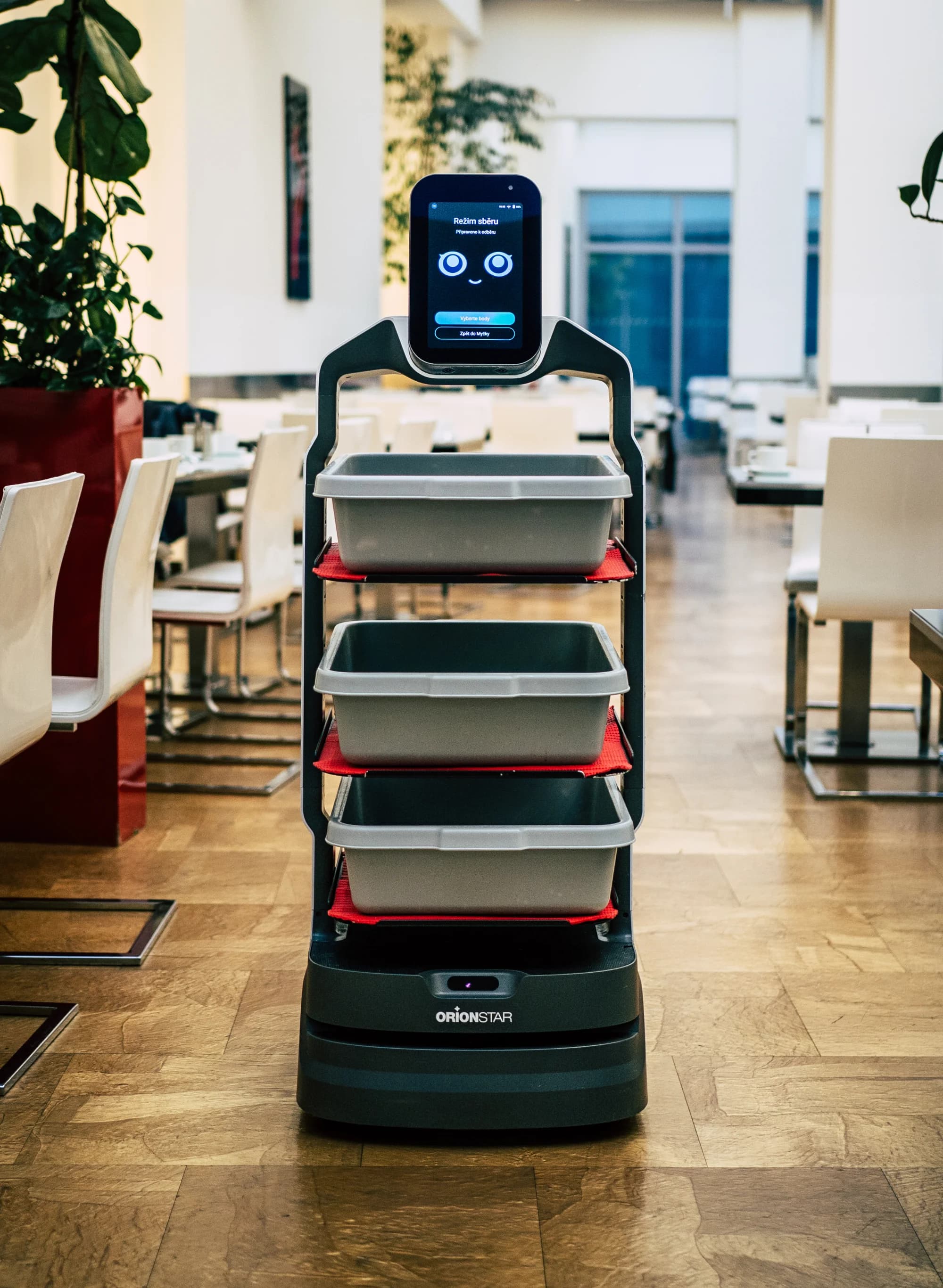 Robot v restauraci mezi hosty