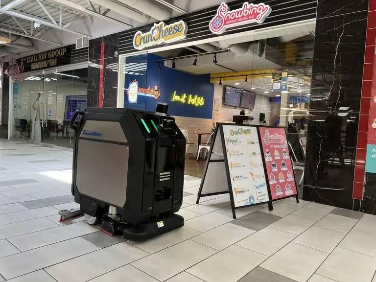Robot myje podlahu v obchodní pasáži